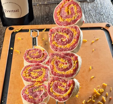 BBQ Pinwheels mit Hackfleisch und Käse vom Grill Rezept Vyrtse
