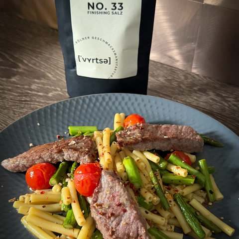 Schnelle Steak-Pasta mit grünem Spargel und Tomaten