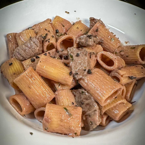 Steak Pasta Rezept: Cremige Rotwein-Pasta mit fermentiertem Kampot Pfeffer