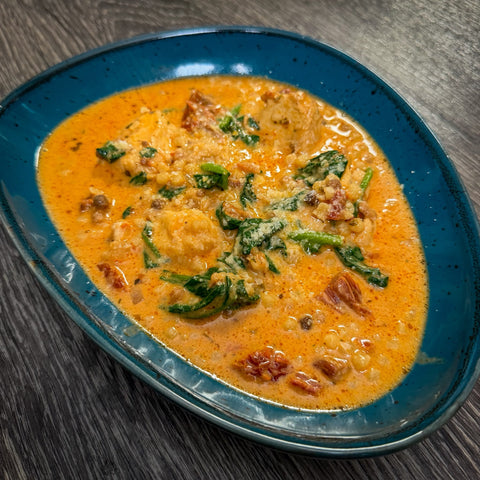 Marry Me Chicken Soup mit Hähnchen, Pasta, getrockneten Tomaten, Spinat und Parmesan