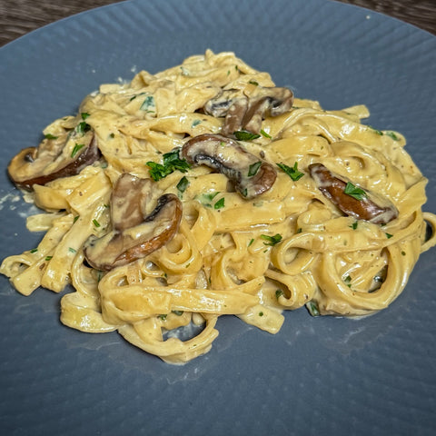 Cremige Pasta mit Pilzrahmsoße und Champignons