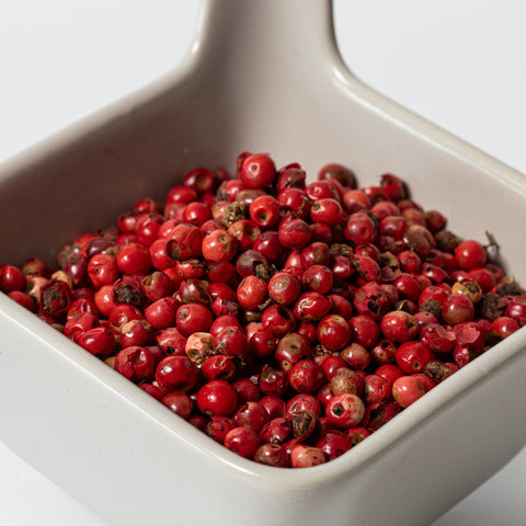 Rosa Beeren aus Brasilien in Makroaufnahme – botanisch kein echter Pfeffer