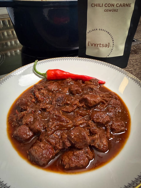 Chili con Carne ohne Bohnen und Tomaten mit geschmortem Rindfleisch und Vyrtse Gewürzmischung