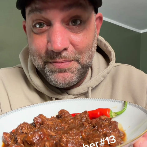 Chili con Carne ohne Bohnen und Tomaten mit geschmortem Rindfleisch und Vyrtse Gewürzmischung