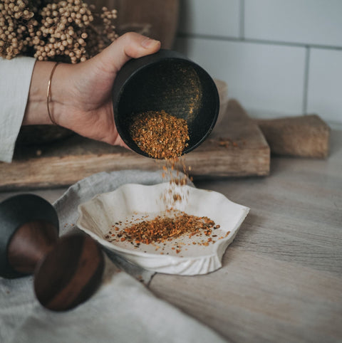 CrushGrind Kiruna Mörser mit frisch gemahlenen Gewürzen