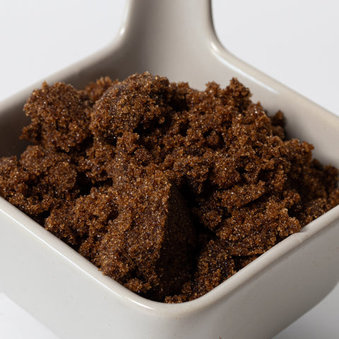 Vyrtse Muscovado Dark Brown Sugar – dunkelbrauner, unraffinierter Rohrzucker mit feiner Melassenote in einer weißen Schale.