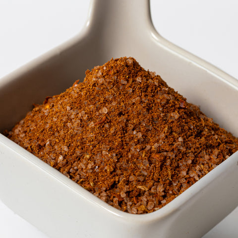 Vyrtse Chili con Carne Gewürz in Keramikschale mit aromatischer Gewürzmischung