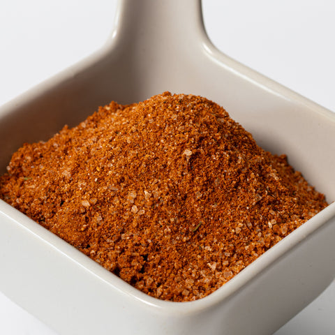 Makroaufnahme des Vyrtse Nashville Hot Chicken Rubs in cremefarbener Keramikschale