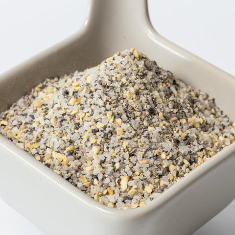 Vyrtse SPG Salt Pepper Garlic Gewürzmischung als Makroaufnahme in cremefarbener Keramikschale